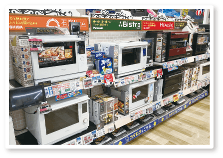 店頭に並ぶ電子レンジの写真
