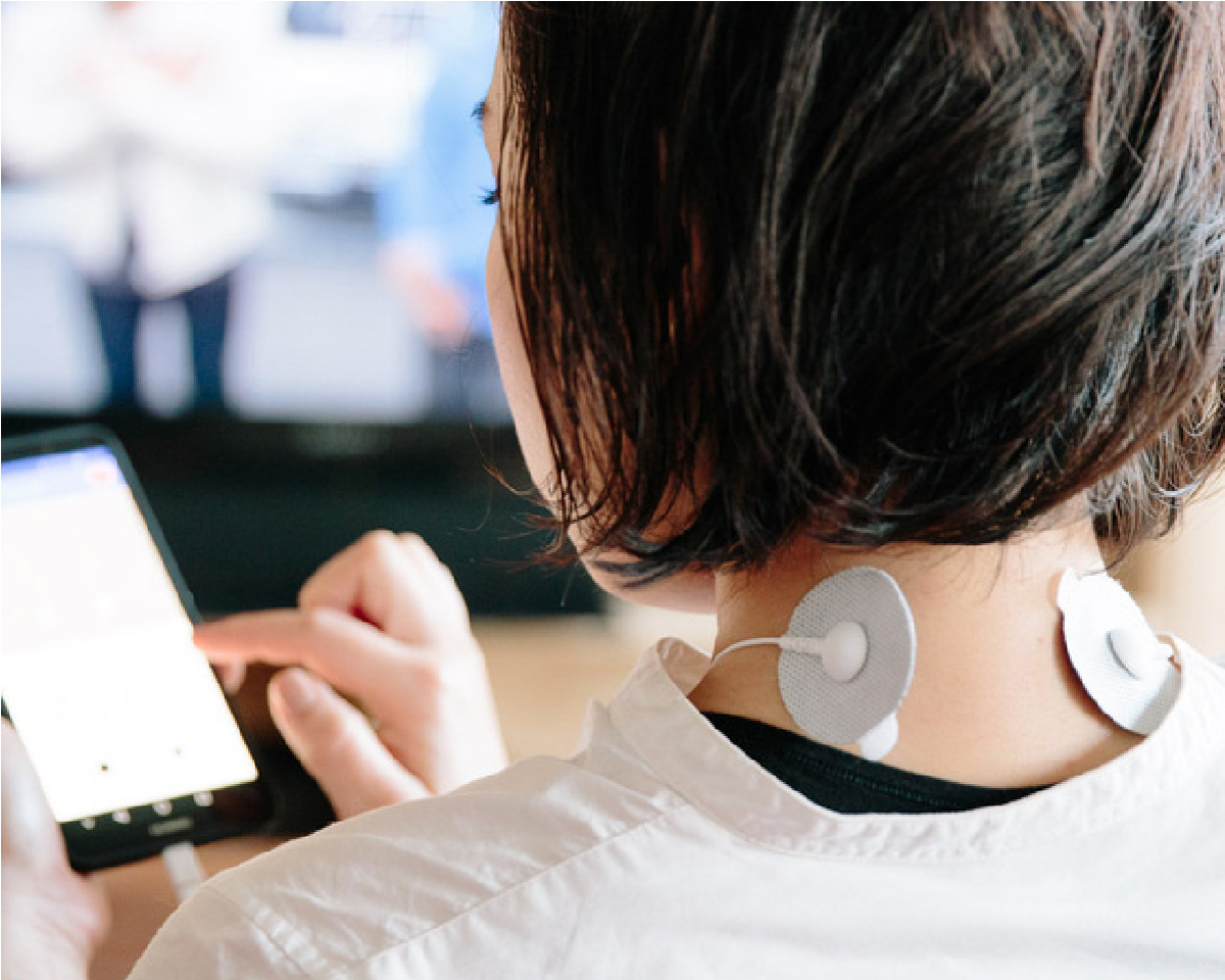 スマホで操作する女性