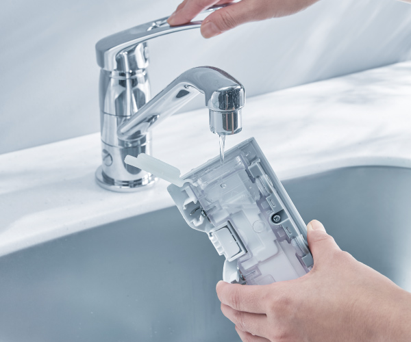 タンクに水を入れ本体にセットすれば準備完了画像