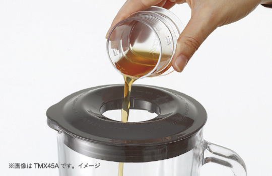 センターキャップから追加の素材を入れている様子