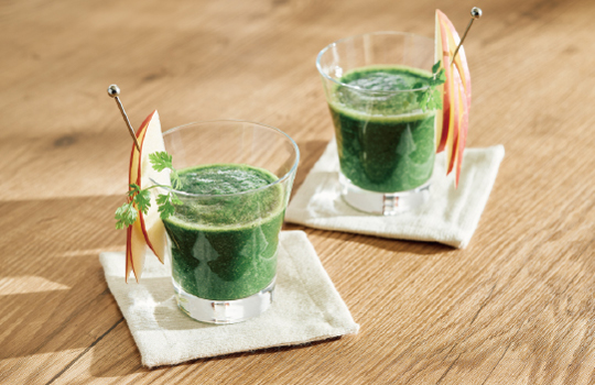 緑の野菜がたっぷり入ったスムージーが2杯写っている画像