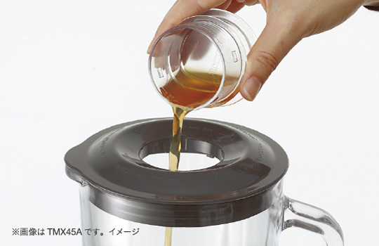 センターキャップから追加の素材を入れている様子