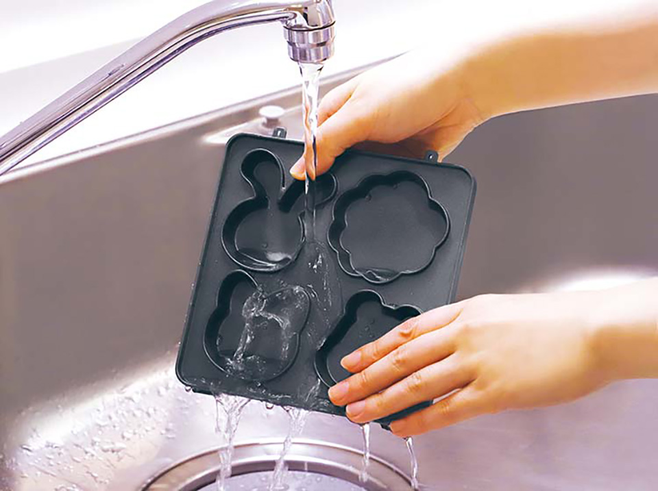プレートを水洗いしている
