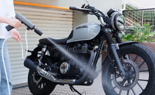 バイクの前輪に本製品で水をかけている様子