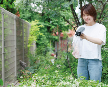 植木に水やりをしている