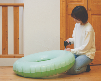 大きな浮き輪を膨らませるのに使用している