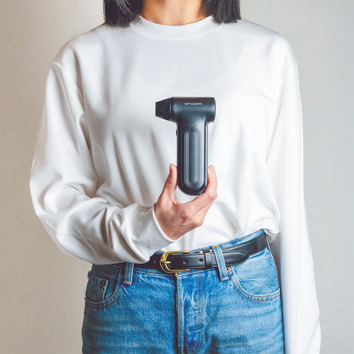 ミニジェットファンを女性が持った画像