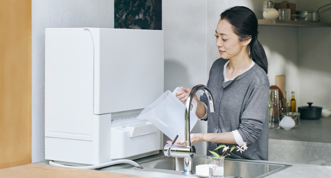 本製品のタンクに水をいれる様子