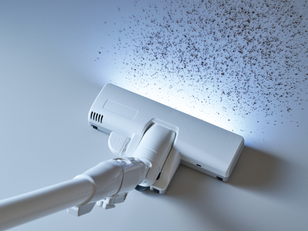 LEDライト搭載で、見えにくいところのゴミもくっきり照らす