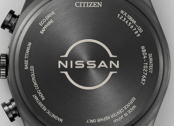 裏ぶたにはNISSANのロゴを刻印
