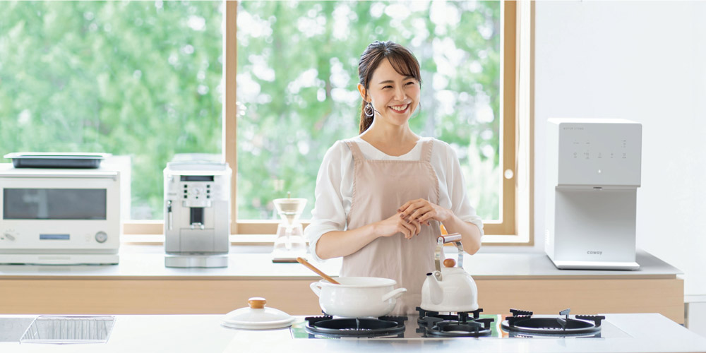 明るいキッチンで浄水型ウォーターサーバーを使う家族のイメージ
