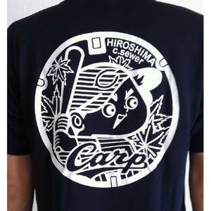 エイジレス ご当地マンホールTシャツ カープ×広島市 ネイビー(L) ネイビー ﾃｲ-ｼﾔﾂｶ-ﾌﾟﾈｲﾋﾞ-L-イメージ2