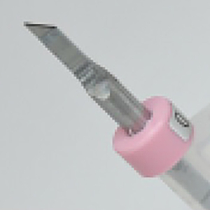 ●スジ彫り用に開発された精密工具です。 ●非常に硬い超硬合金(タングステンカーバイト)を使用する事で驚きの切れ味と高耐久性を実現しました。 ●刃先はエッジの効いた平刀型で、均一な幅のスジ彫りを行う事が