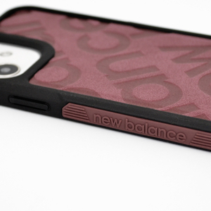 エム・ディー・シー iPhone 12/12 Pro用サイドオーナメントケース スタンプロゴスエード New Balance バーガンディー MD-74689-2-イメージ3