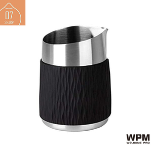 WPM ハンドルレスミルクピッチャースリーブ付き(450ml) シャープスパウト ステンレス HC7107ST-1BK-イメージ1