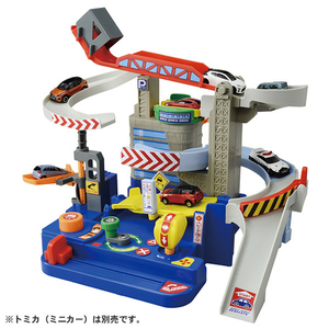 レバーやハンドルを操作してキミの手でトミカを運転!上手にコントロールしてトミカをかっこよく走らせよう! ●コントロールパネルのボタンやレバー、ハンドルを操作してトミカを走らせるドライブコースです。 ●