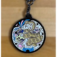 エイジレス ご当地マンホールストラップNo．0108大分県大分市(猿酒) ﾏﾝﾎ-ﾙｽﾄﾗﾂﾌﾟ108ｵｵｲﾀｼｻﾙｻﾞｹ