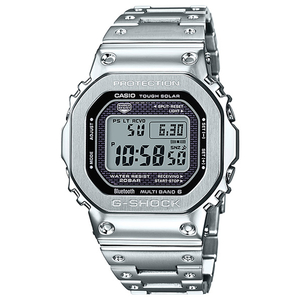 ●G-SHOCKの原点であるDW-5000をベースにフルメタル化を実現。ベゼル、バンドへ硬質なステンレス素材を採用しました。 ●最も衝撃が加わるバンド取り付け部を改善し、センターケース中央に中継点を設