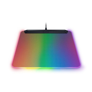 【Edge-to-Edge のバックライト設計】 ●RGB ファンのために作られたこのマウスパッドは、そのつや消し表面が強力な LED ストリップの光を捉えて増幅させるため、キャンバスの隅々まで鮮やか