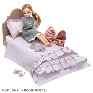 インテリアショップの「Francfranc」とコラボレーション!リカちゃんの世界観でインテリアコーディネートを楽しめるアイテムです。 ●王冠型のエレガントなベッドフレームにフリルをあしらったリバーシブ